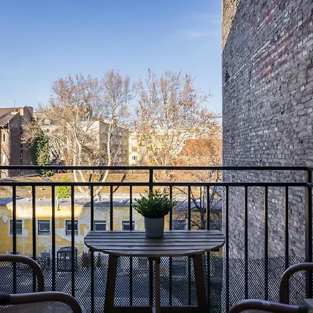 Bpr Blue Paradise With A/c Apartamento Budapeste